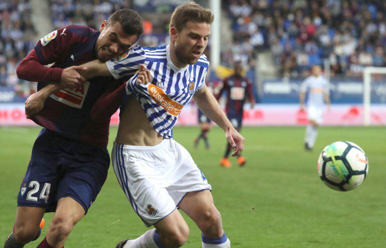 Jordan e Illarramendi pelean por un balón en el partido de Ipurua