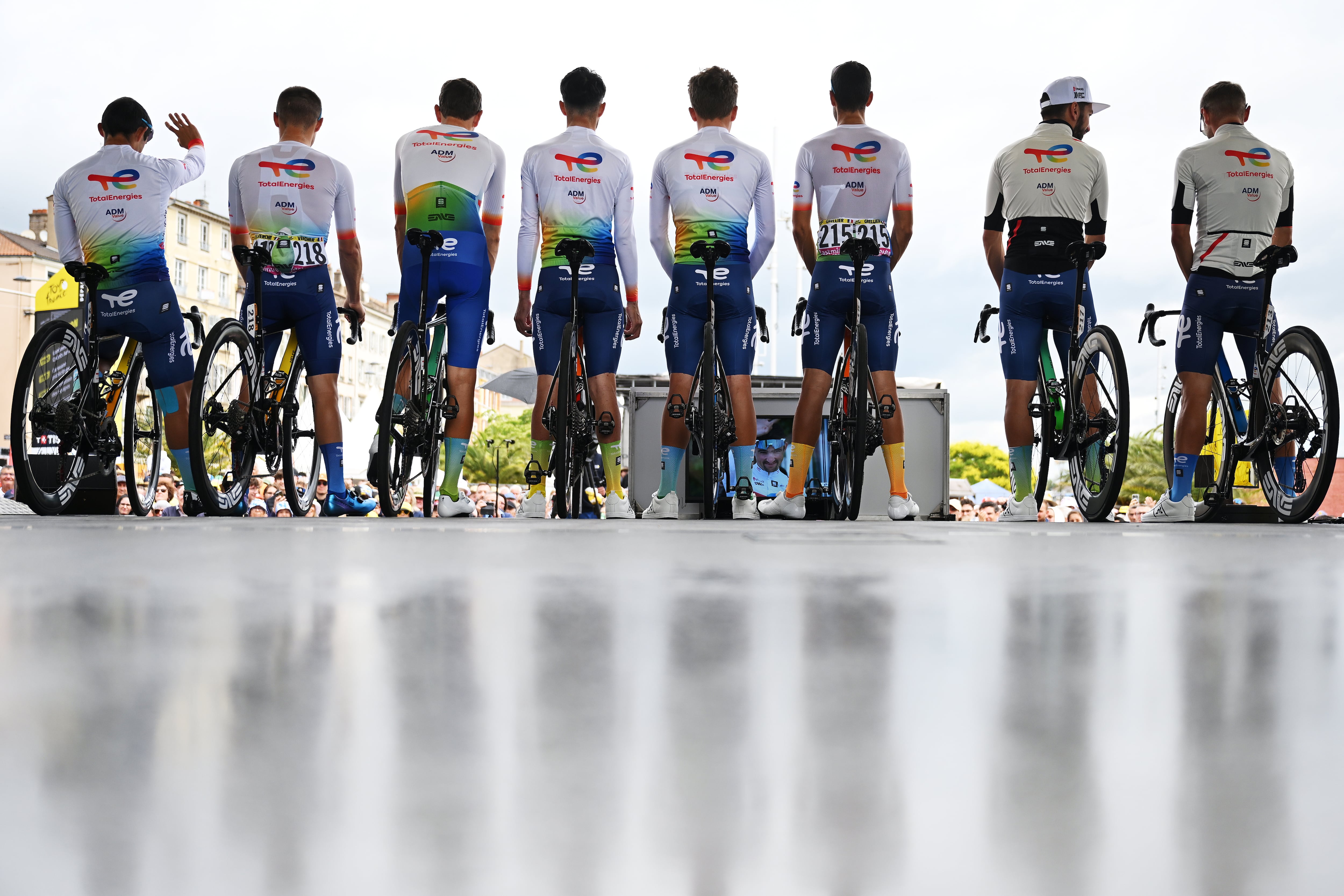 El equipo TotalEnergies antes de salir en la sexta etapa del Tour de Francia