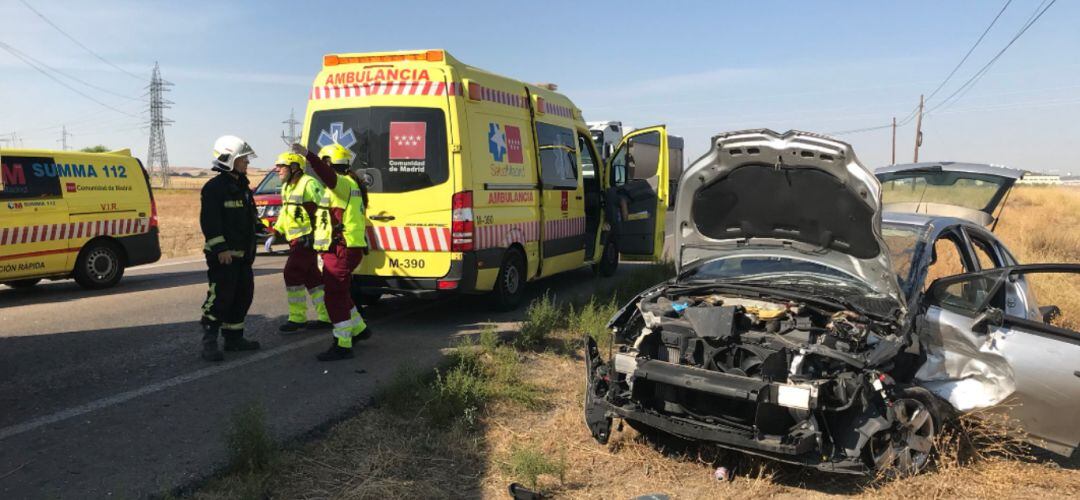 El conductor del vehículo siniestrado ha tenido que ser rescatado por los bomberos