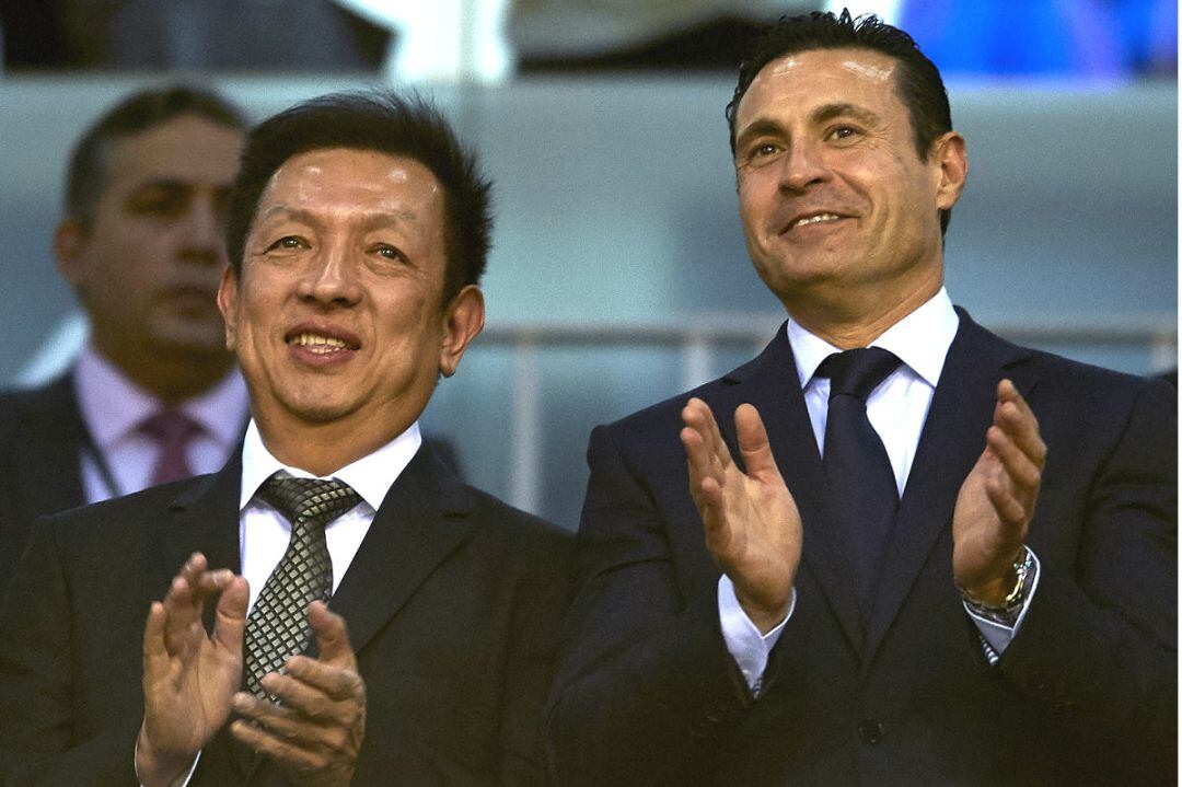 Peter Lim y Amadeo Salvo, en el palco de Mestalla. 