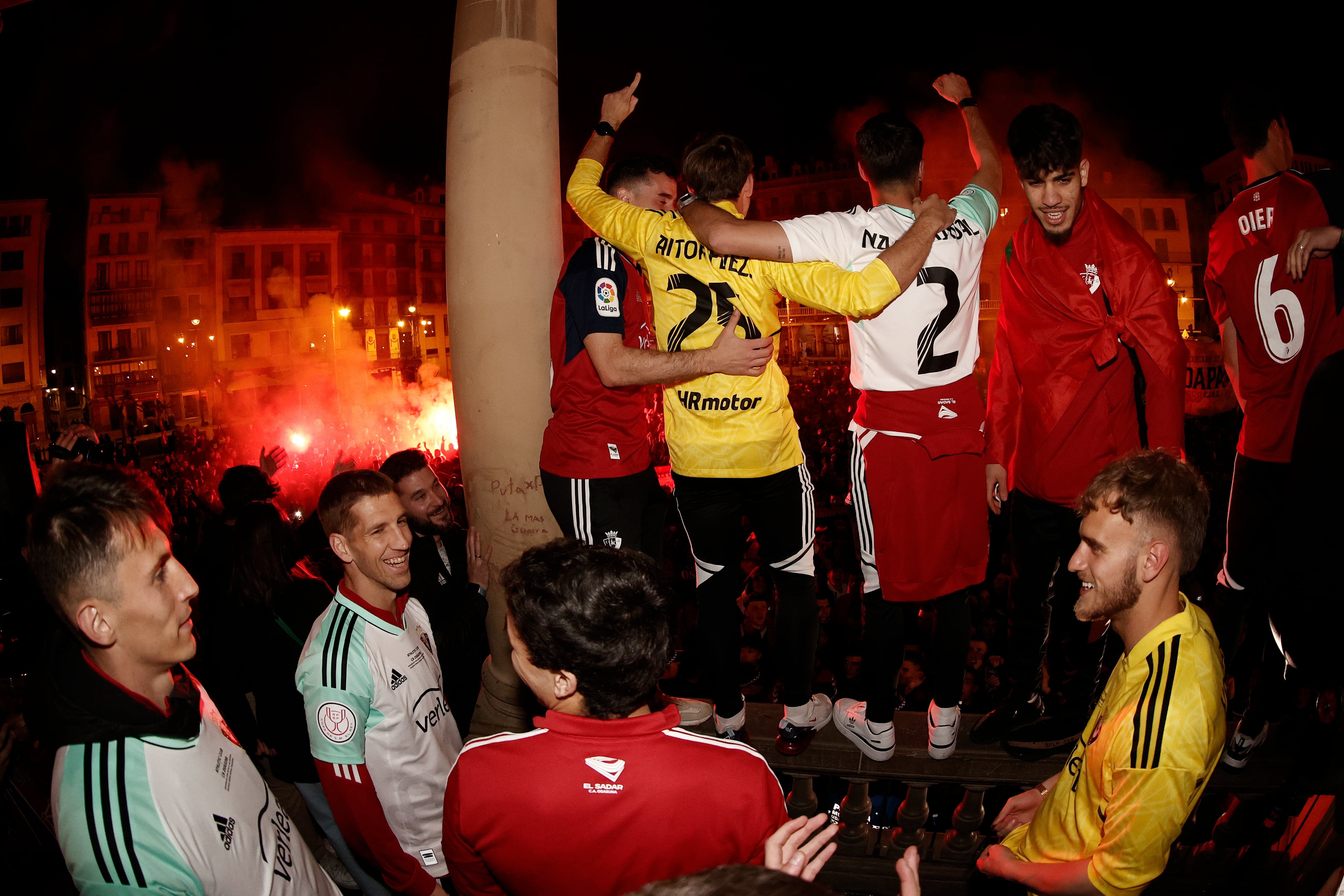 Los jugadores de Osasuna saludan a los aficionados que se han dado cita esta madrugada en la Plaza del Castillo para recibir a los finalistas de la Copa del Rey tras vencer al Athletic de Bilbao