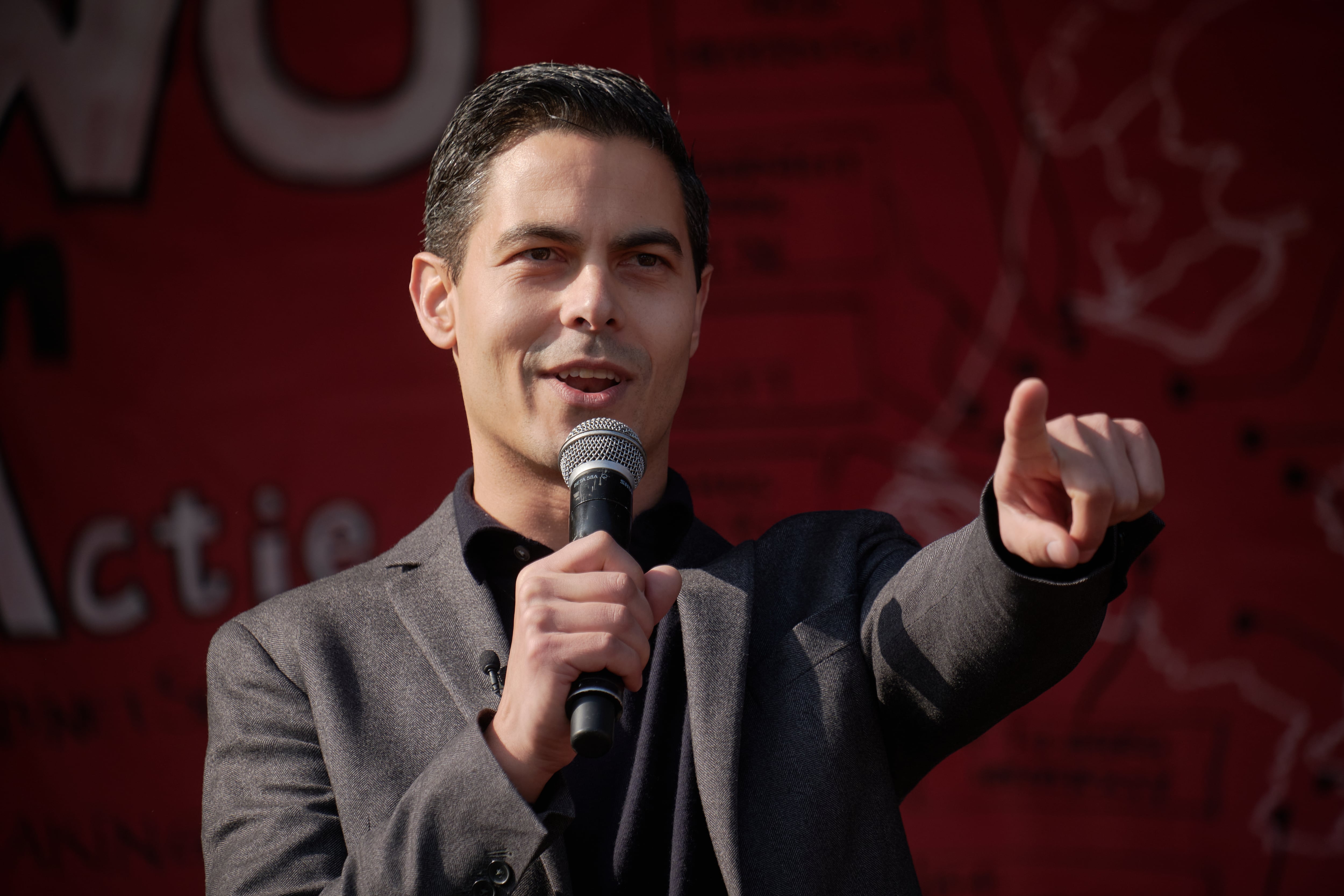 Rob Jetten en un mitin con estudiantes en la ciudad de Leiden