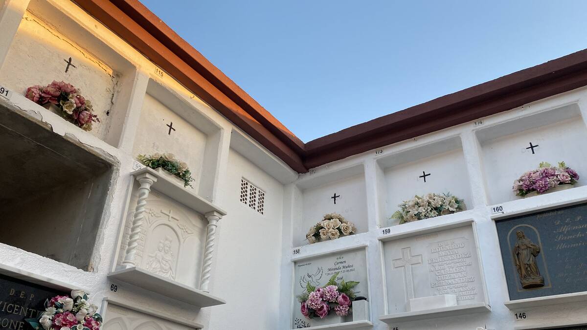 Recorrido por las tumbas sin nombre de los muertos en el mar