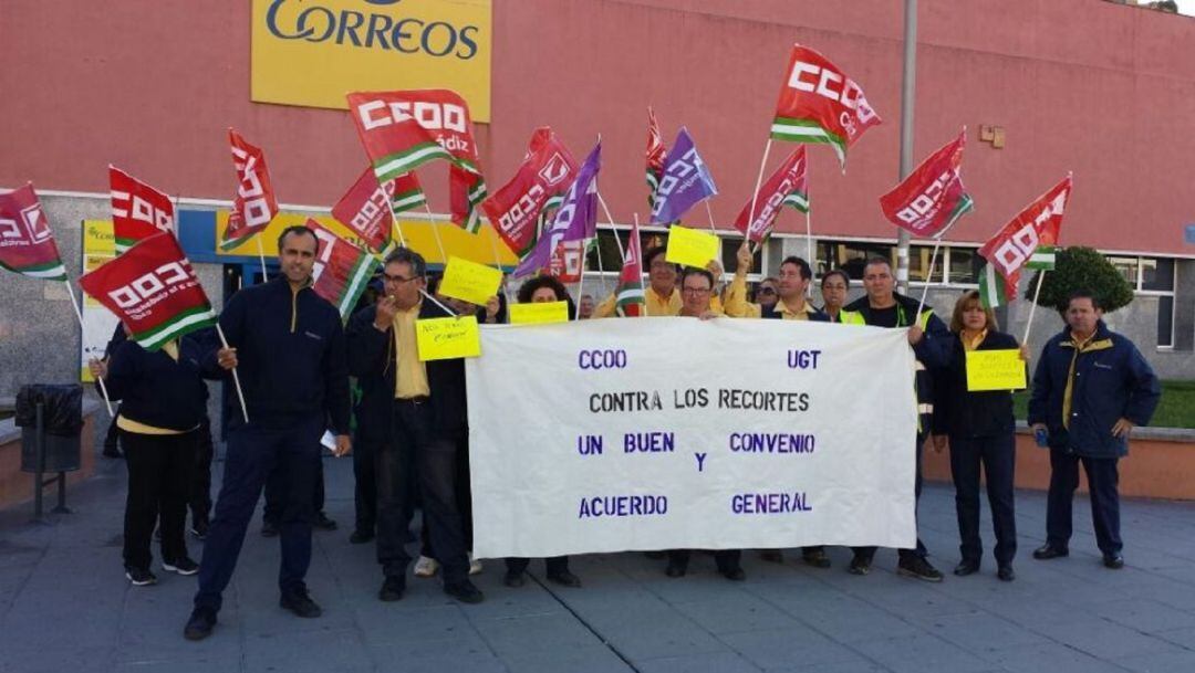 Concentración de trabajadores de Correos