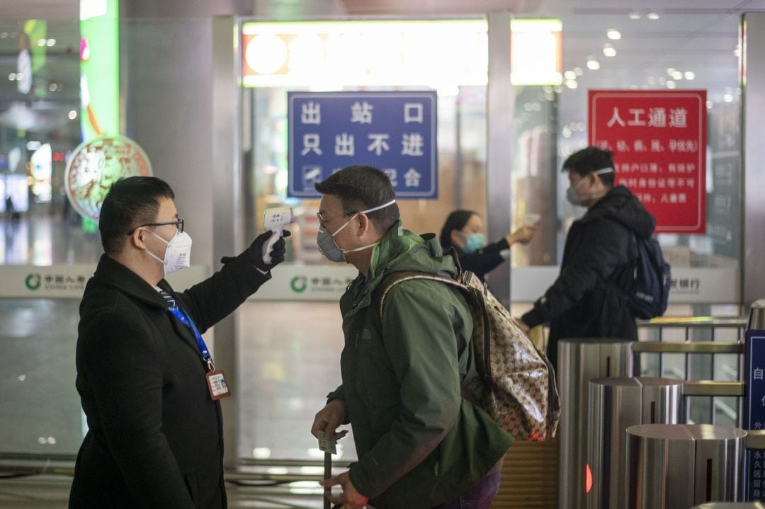 Las autoridades chinas comprueban la temperatura a los pasajeros en el aeropuerto