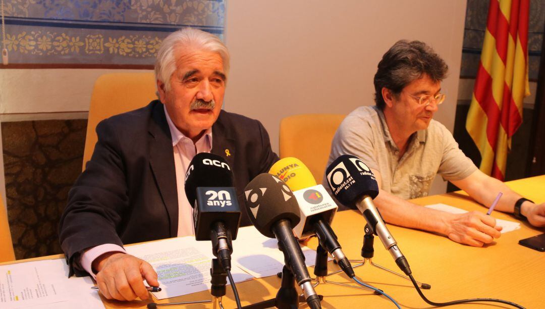 Pla general del president del Consell Comarcal de la Garrotxa,Joan Espona, i el director del SIGMA, Francesc Canalies