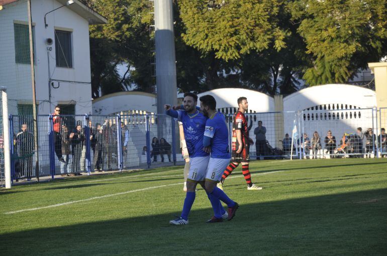 Juan Benítez junto a Alberto celebrando el gol de la victoria