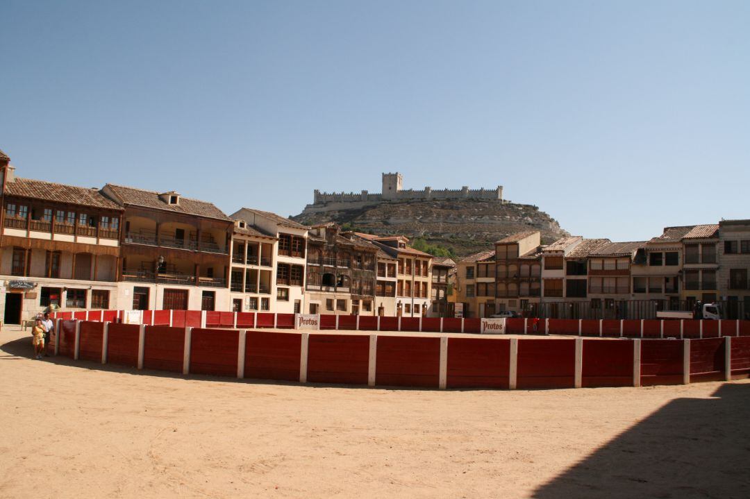 Plaza del Coso de Peñafiel con la imagen del castillo, se del Museo Provincial del Vino