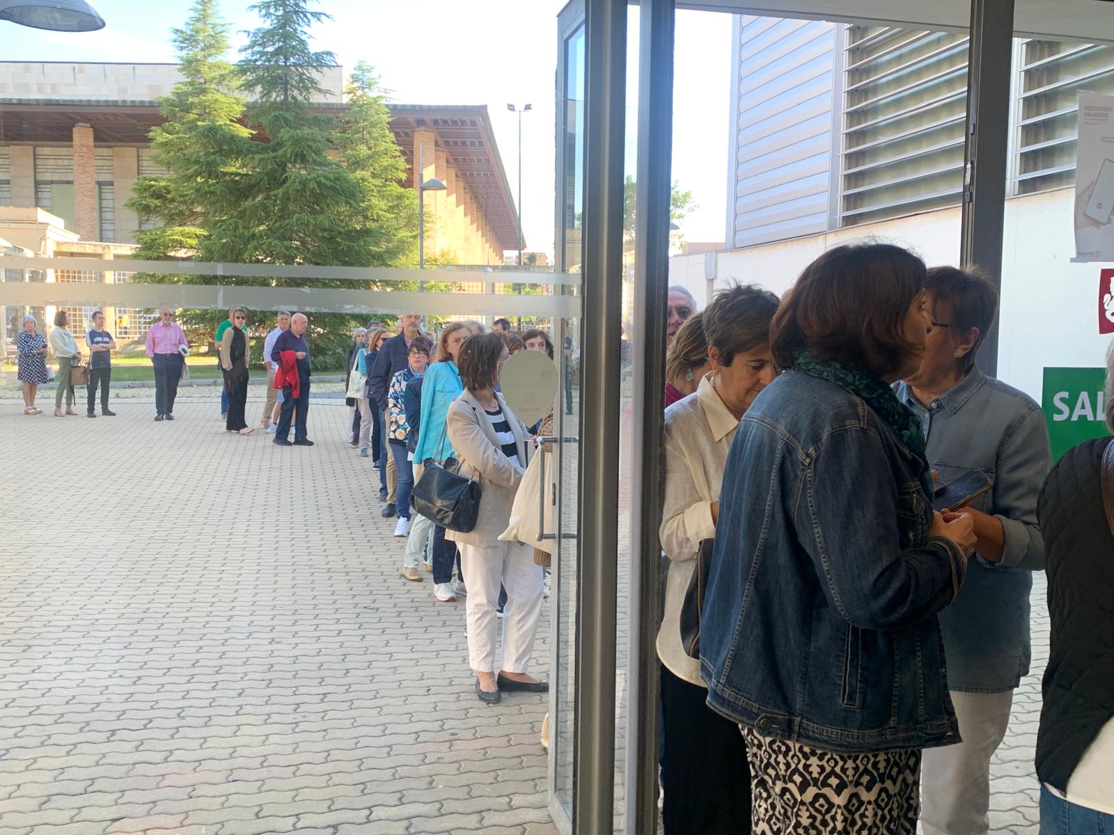 Fila para acceder al evento &#039;Un libro una hora&#039; de Radio Zaragoza