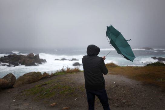 Más de 30 provincias permanecen en alerta naranja o amarilla por fuerte viento, oleaje y lluvia.