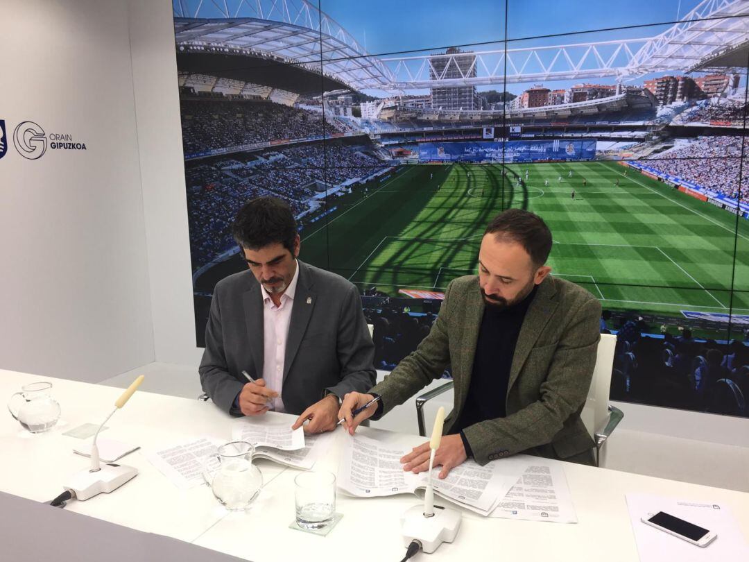 Eneko Goia y Denis Itxaso firmando el convenio que aportará 4 millones de euros para parte de la reforma de Anoeta.