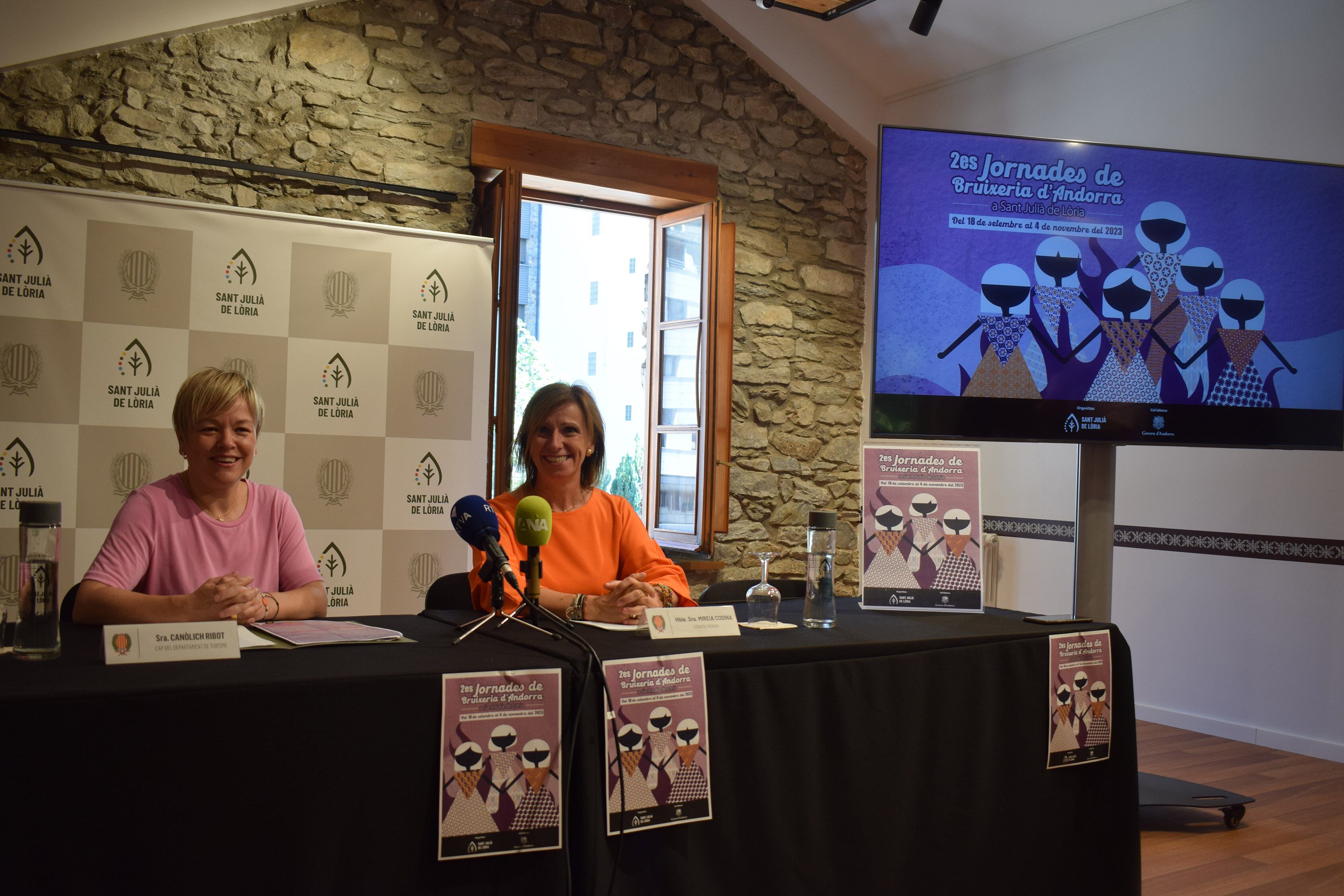 La cap del departament de Turisme de Sant Julià de Lòria, Canolich Ribot, i la cònsol menor de la parròquia, Mireia Codina, durant la presentació de les 2es Jornades de bruixeria d&#039;Andorra a Sant Julià de Lòria.