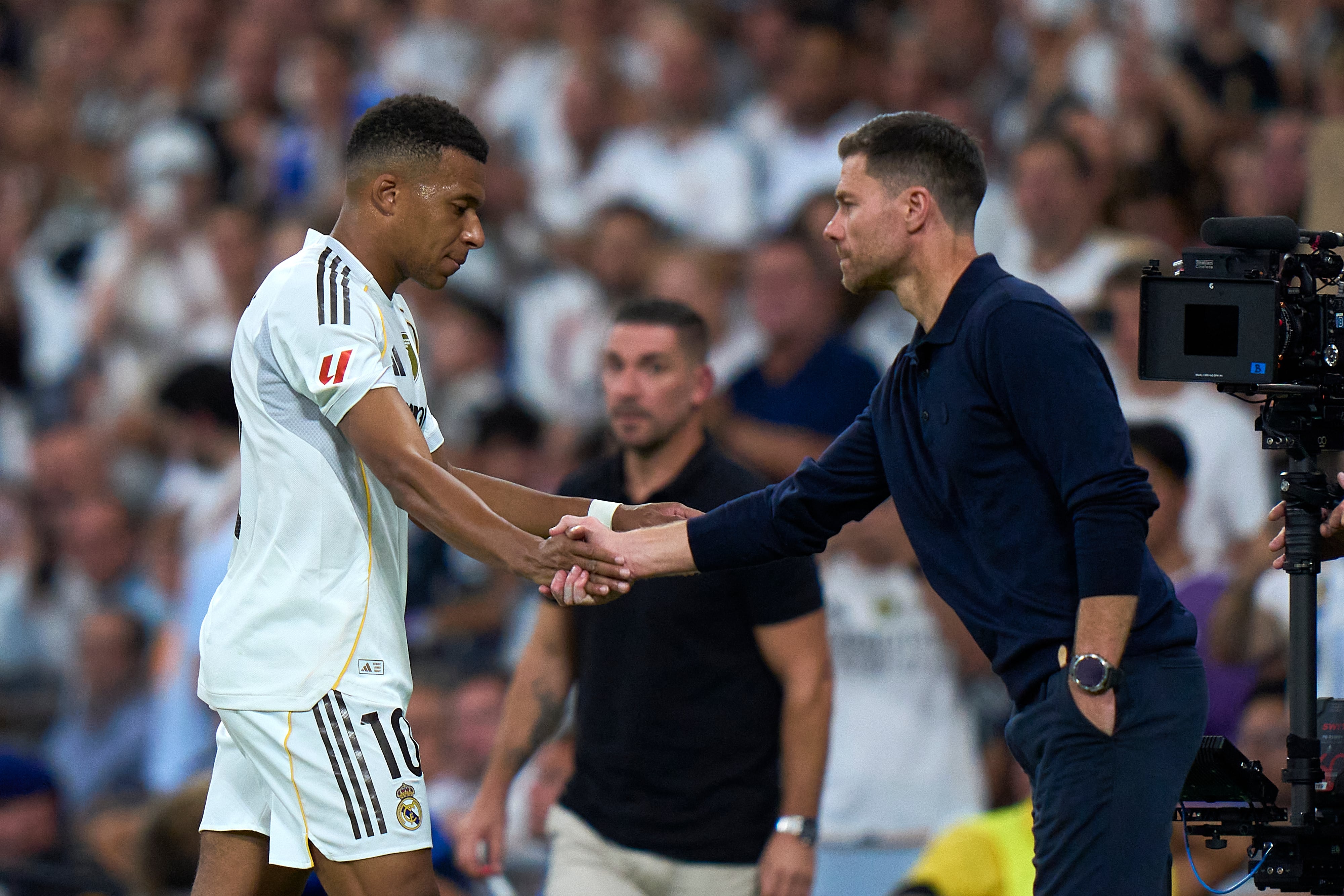 Saludo entre Kylian Mbappé y Xabi Alonso.