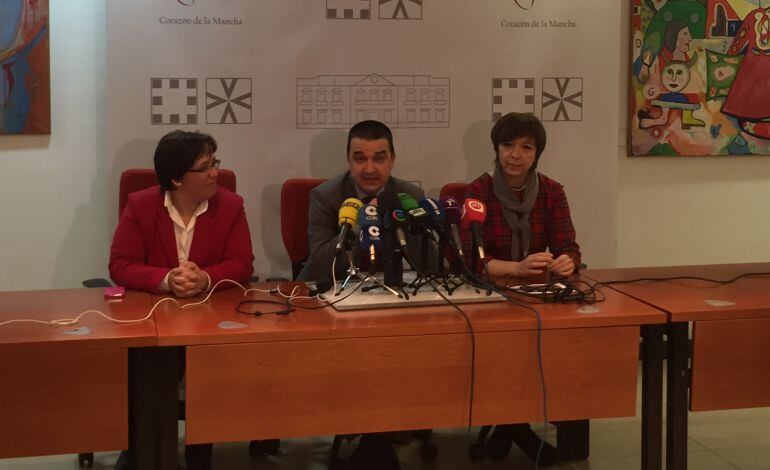 El consejero en rueda de prensa en Alcázar de San Juan