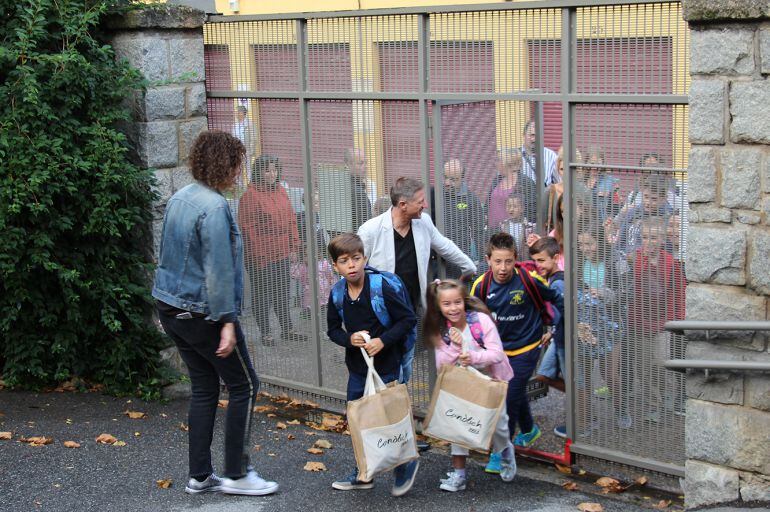Els alumnes de l'escola andorrana de Sant Julià de Lòria en el primer dia del curs escolar.
