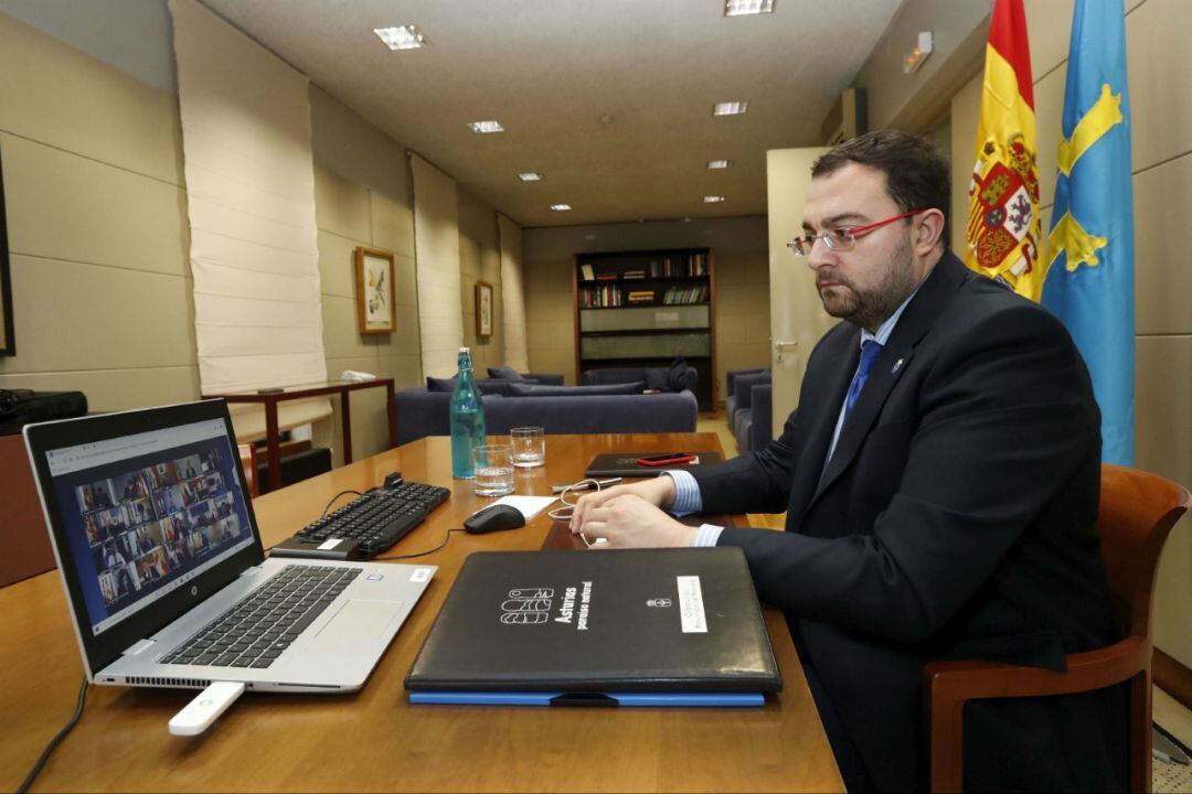 El presidente del Principado, Adrián Barbón, durante la reunión de líderes autonómicos con Pedro Sánchez. 