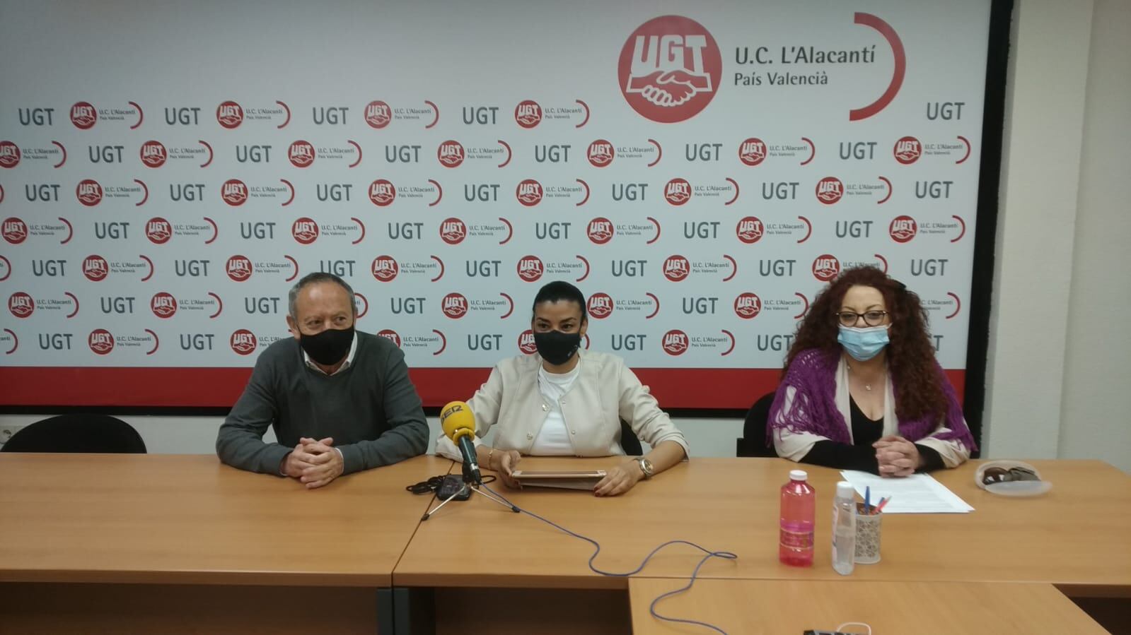 Ismael Sáez, secretario de UGT PV y Yaissel Sánchez (centro), secretaria de UGT Alacantí