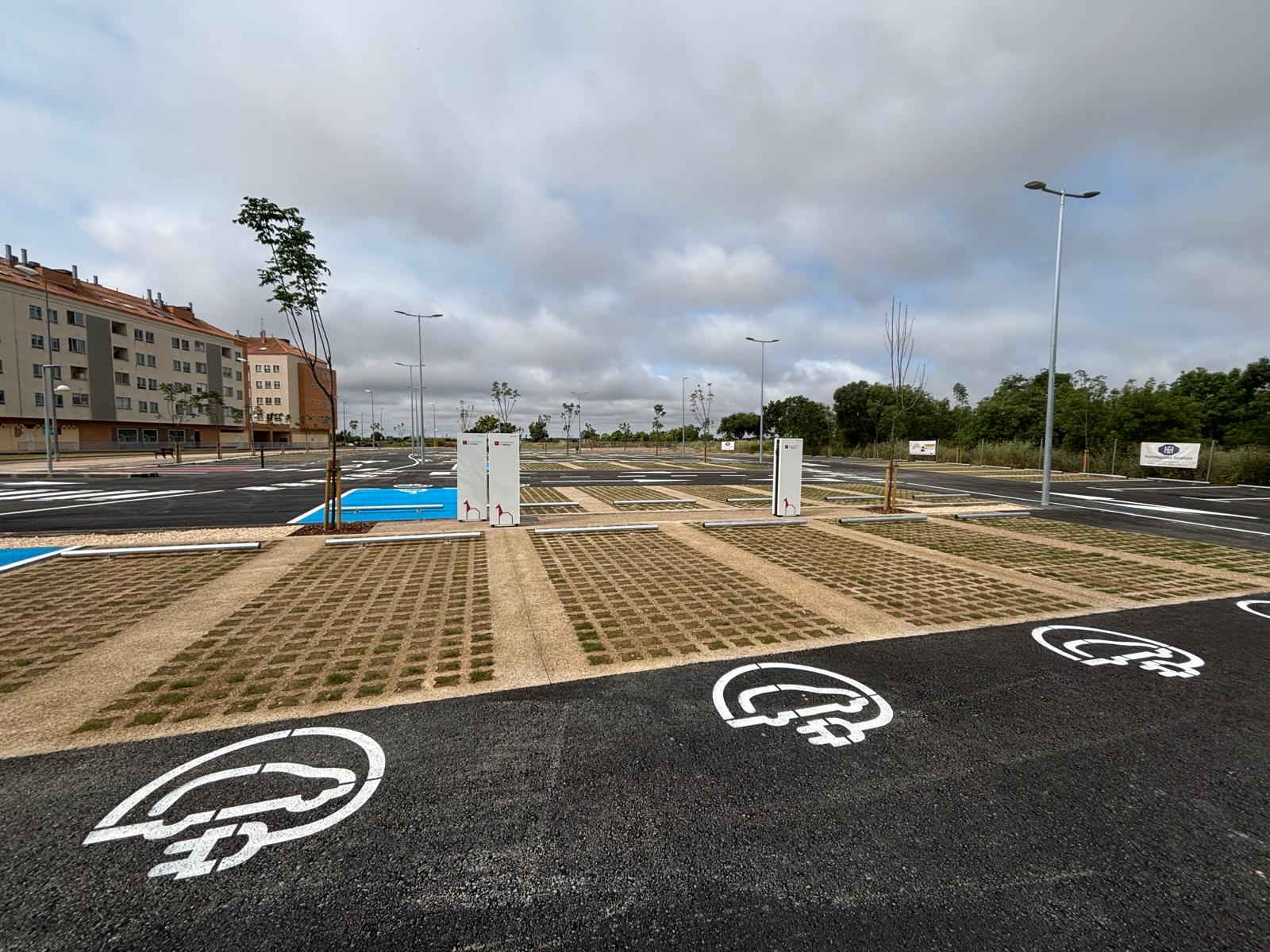 Parquin disuasorio de PIlar Lorengar, con seis puntos de carga para vehículos eléctricos