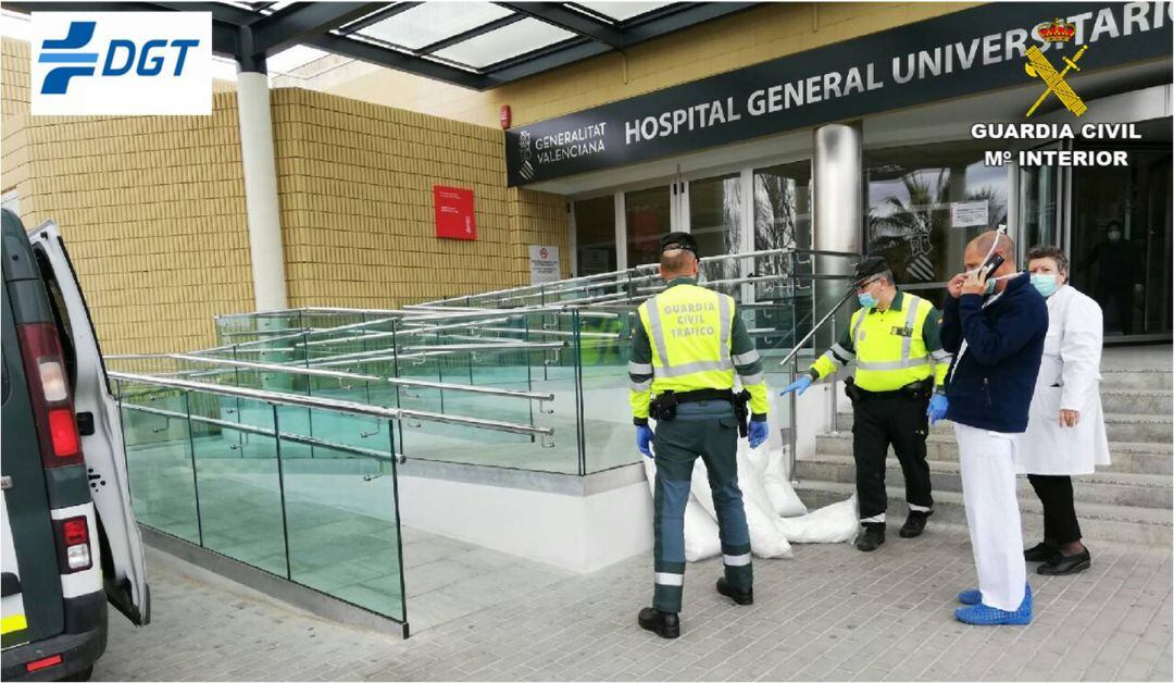 Entrega de material al Hospital de Elda por la Guradia Civil 