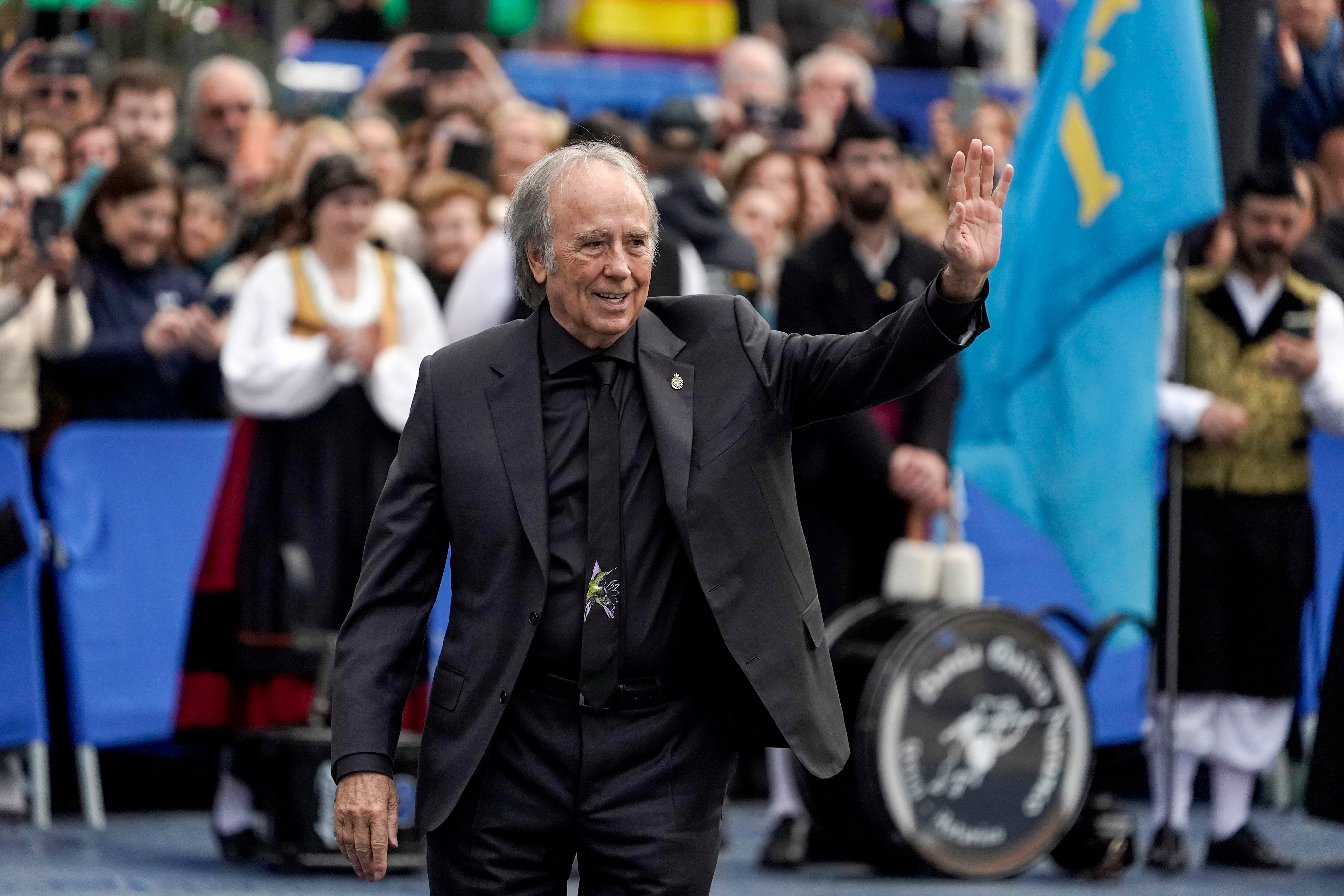 OVIEDO, 25/10/2024.- El cantautor Joan Manuel Serrat, premio Princesa de Asturias de las Artes, a su llegada a la ceremonia de entrega de los Premios Princesa de Asturias, este viernes en el Teatro Campoamor, en Oviedo. EFE/Paco Paredes
