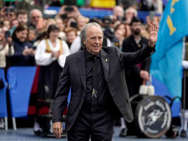 OVIEDO, 25/10/2024.- El cantautor Joan Manuel Serrat, premio Princesa de Asturias de las Artes, a su llegada a la ceremonia de entrega de los Premios Princesa de Asturias, este viernes en el Teatro Campoamor, en Oviedo. EFE/Paco Paredes