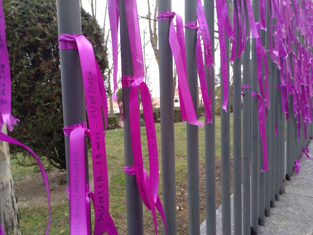 Lazos morados ubicados en un parque de Ávila para recordar a todas las víctimas de violencia de género