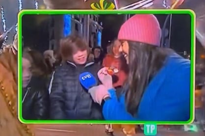 Captura del instante donde la reportera habla con la niña en la Cabalgata de Reyes de Madrid