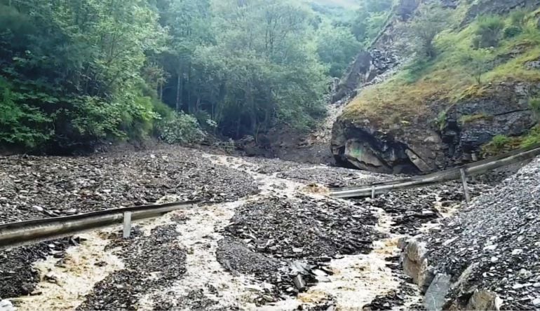 Aspecto de un desprendimiento en el acceso a Peñalba
