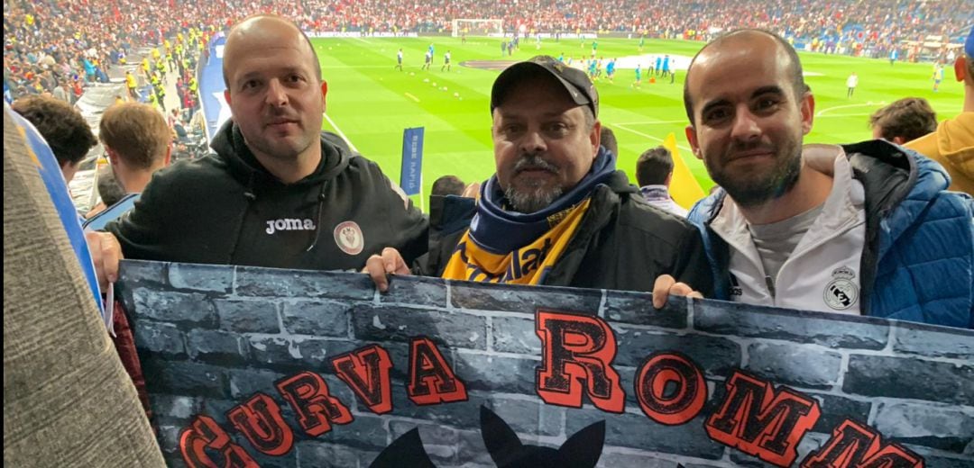 Marcelo, junto a varios integrantes de la peña Curva Rommel en el Bernabéu