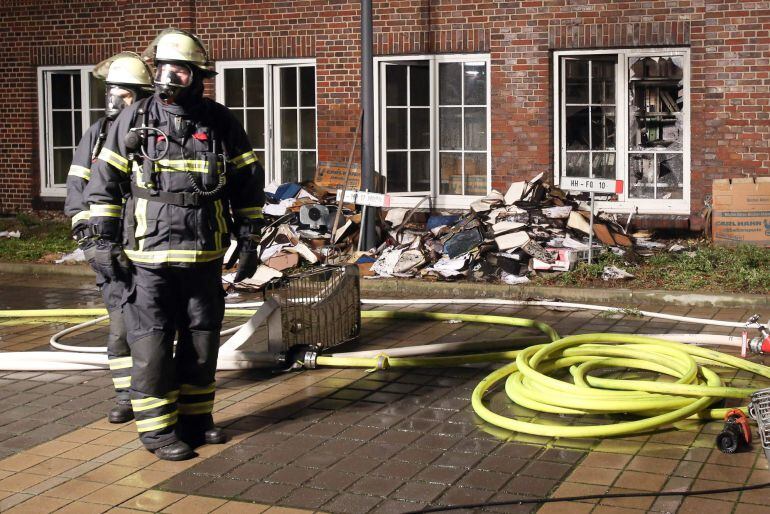 Los bomberos recibieron la alerta del incendio sobre las 01.20 GMT, cuando la redacción estaba vacía, y el fuego se sofocó rápidamente.