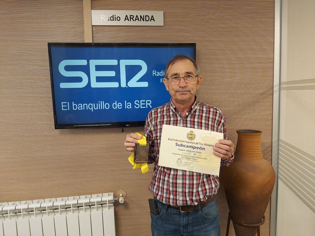 Eugenio Martín Fisac posa con su diploma de subcampeón