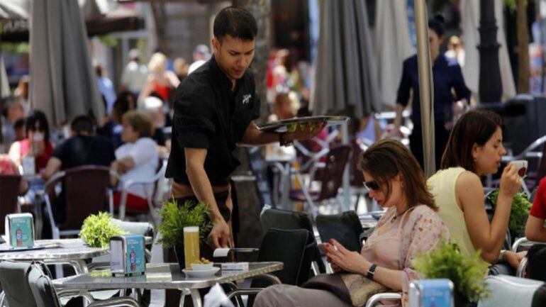 Trabajador de hostelería en una terraza donostiarra