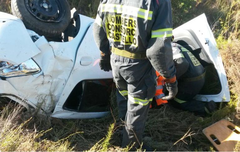 Imagen de un bombero en un accidente de tráfico