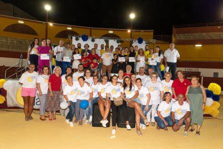 Foto de familia con artistas participantes y voluntaios