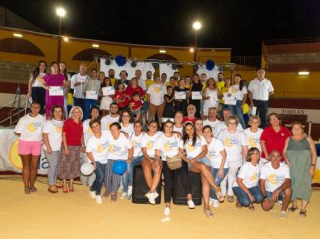 Foto de familia con artistas participantes y voluntaios