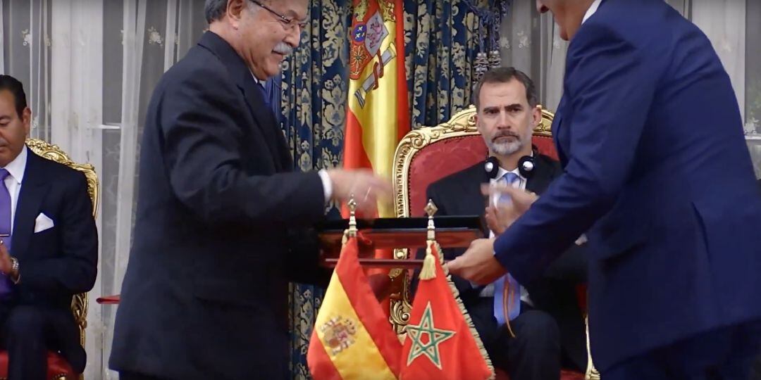 El Rey, Felipe VI, atento al intercambio de documentos durante la firma del memorando