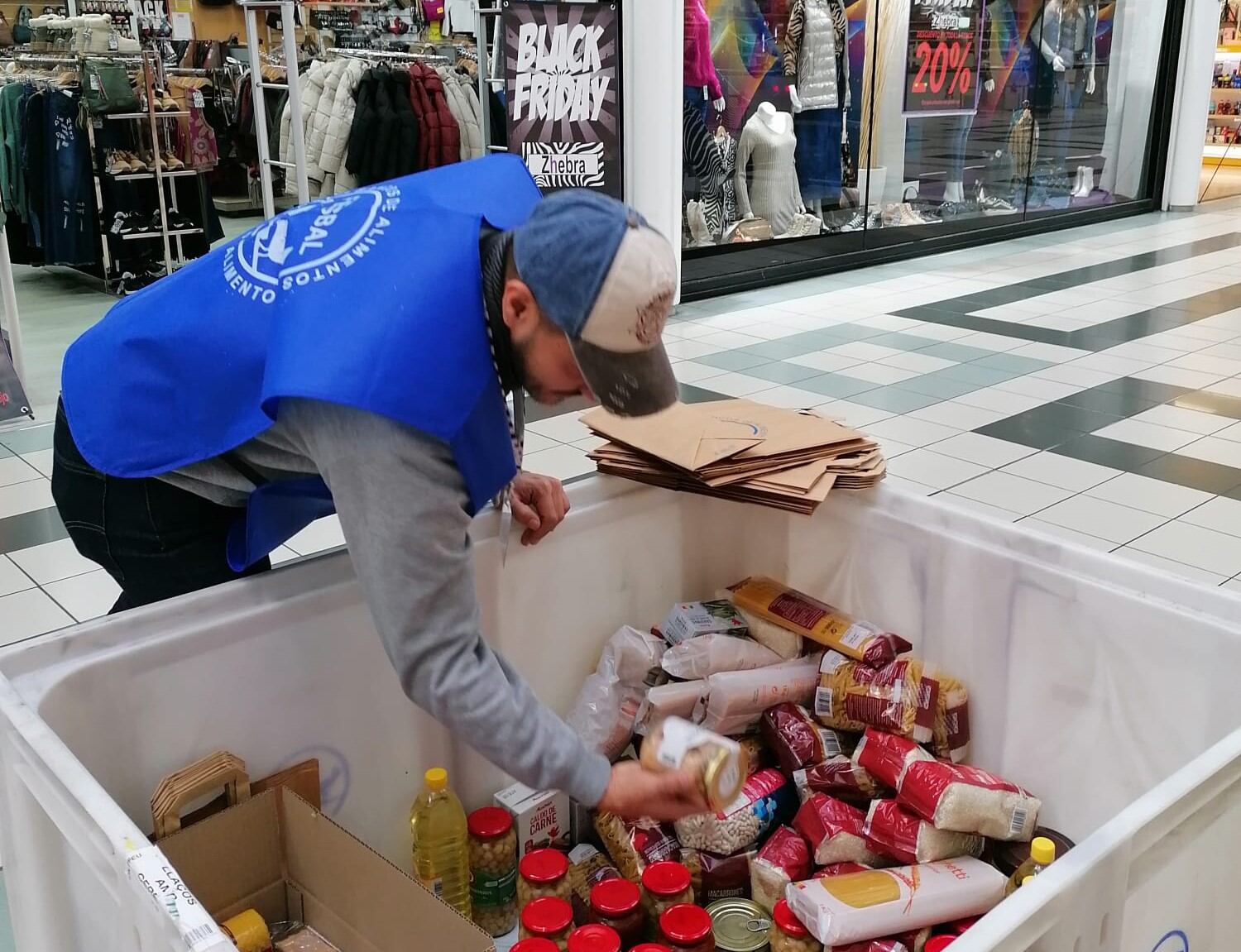 Un voluntario organiza el producto donado al Banco de Alimentos de Zaragoza / Vía X