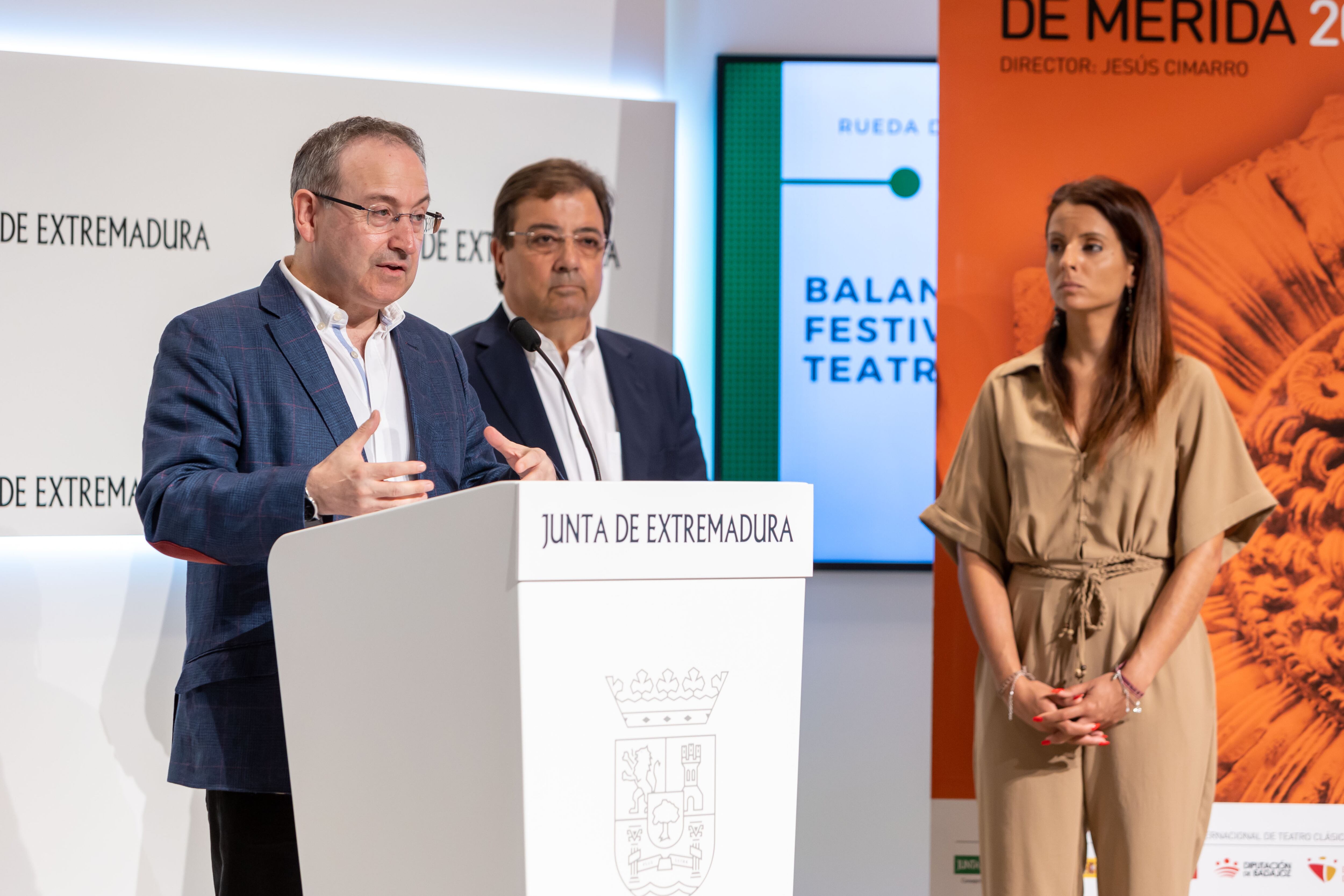 MÉRIDA (BADAJOZ), 30/08/2022.- El presidente de la Junta de Extremadura, Guillermo Fernández Vara (2i), y el director del Festival Internacional de Teatro Clásico de Mérida, Jesús Cimarro (i), hacen balance de la 68 edición de esta cita teatral estival. EFE/Jero Morales