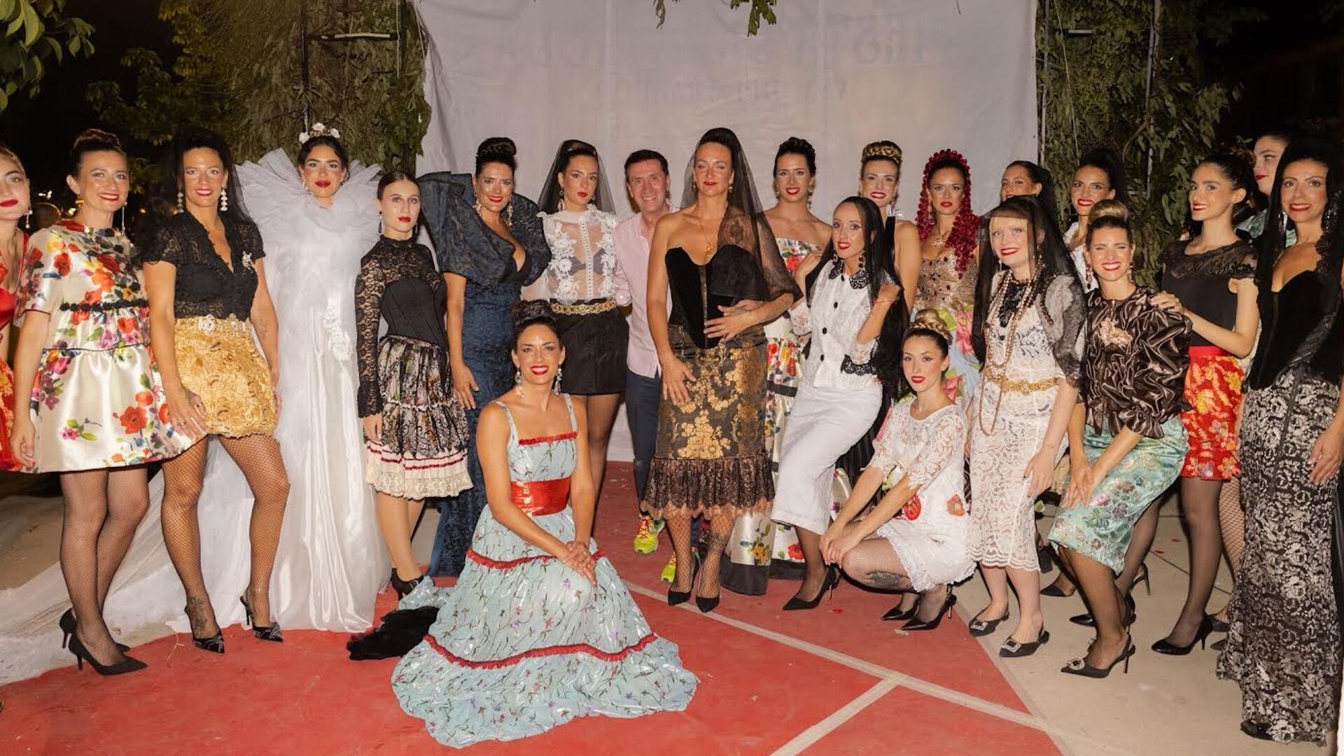 Foto de familia de los participantes en la presentación de la colección &#039;Raíces&#039; del diseñador Francisco Valencia