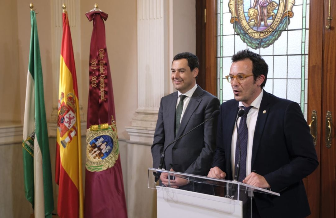 El presidente de la Junta, Juan Manuel Moreno, y el alcalde de Cádiz, José María González, en el Ayuntamiento de Cádiz
