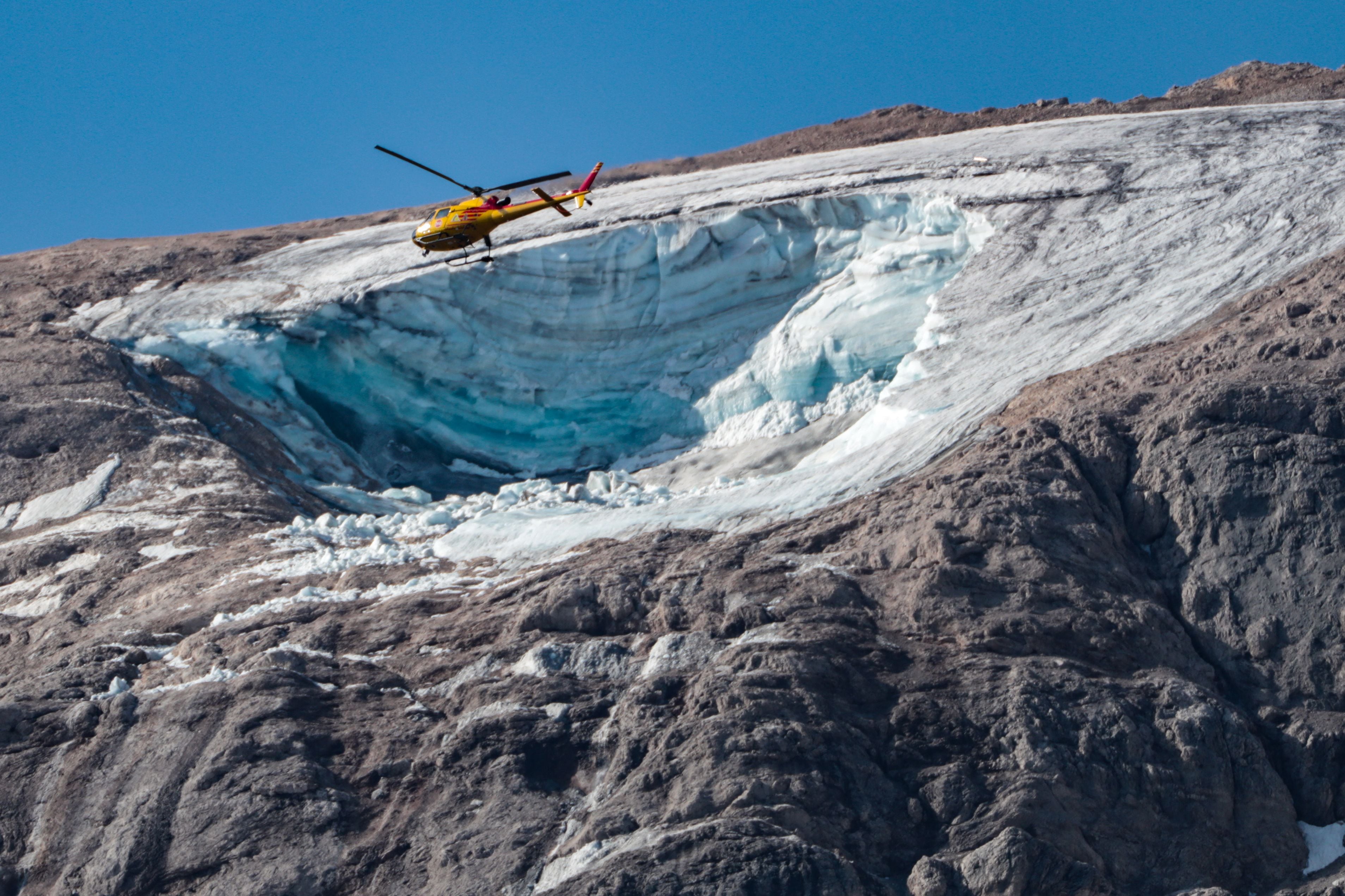 Al menos 6 muertos y una docena de desaparecidos tras derrumbarse un bloque de hielo en los Dolomitas.