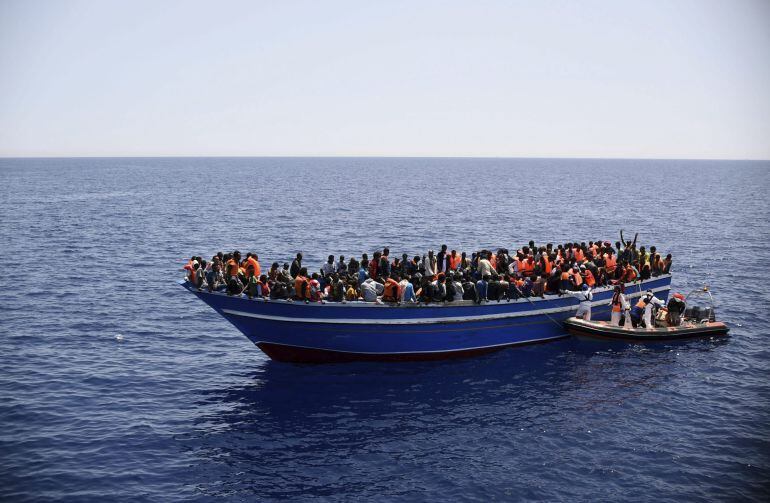 Labores de rescate llevada a cabo por el buque de la ONG MY Phoenix de una barca llena de inmigrantes en las costas italianas el pasado 14 de mayo.