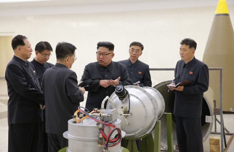 Fotografía difundida por la Agencia Oficial de Noticias norcoreana este domingo, en la que el dirigente Kim Jong-Un aparece supuestamente junto a una bomba de hidrógeno.