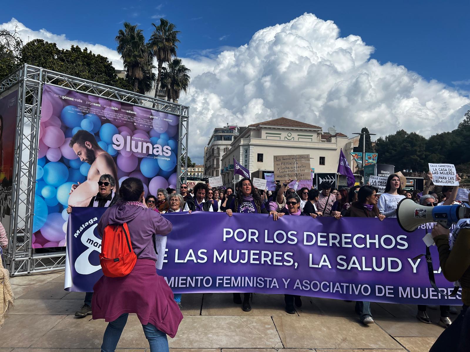 Manifestación del 8M en calle Alcazabilla junto a carteles del Festival de Cine (Cadena SER)