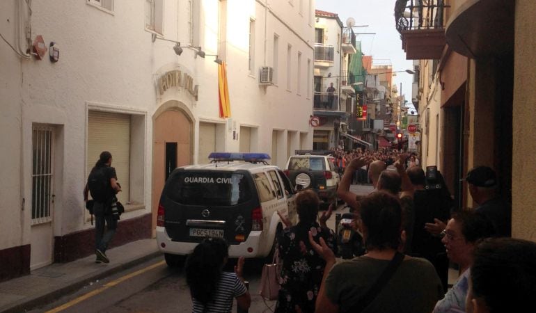 La Guardia Civil abandonando un hotel en Calella.