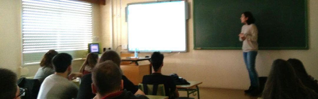 Clara Gómez imparte el taller den el Instituto Urbano Lugrís