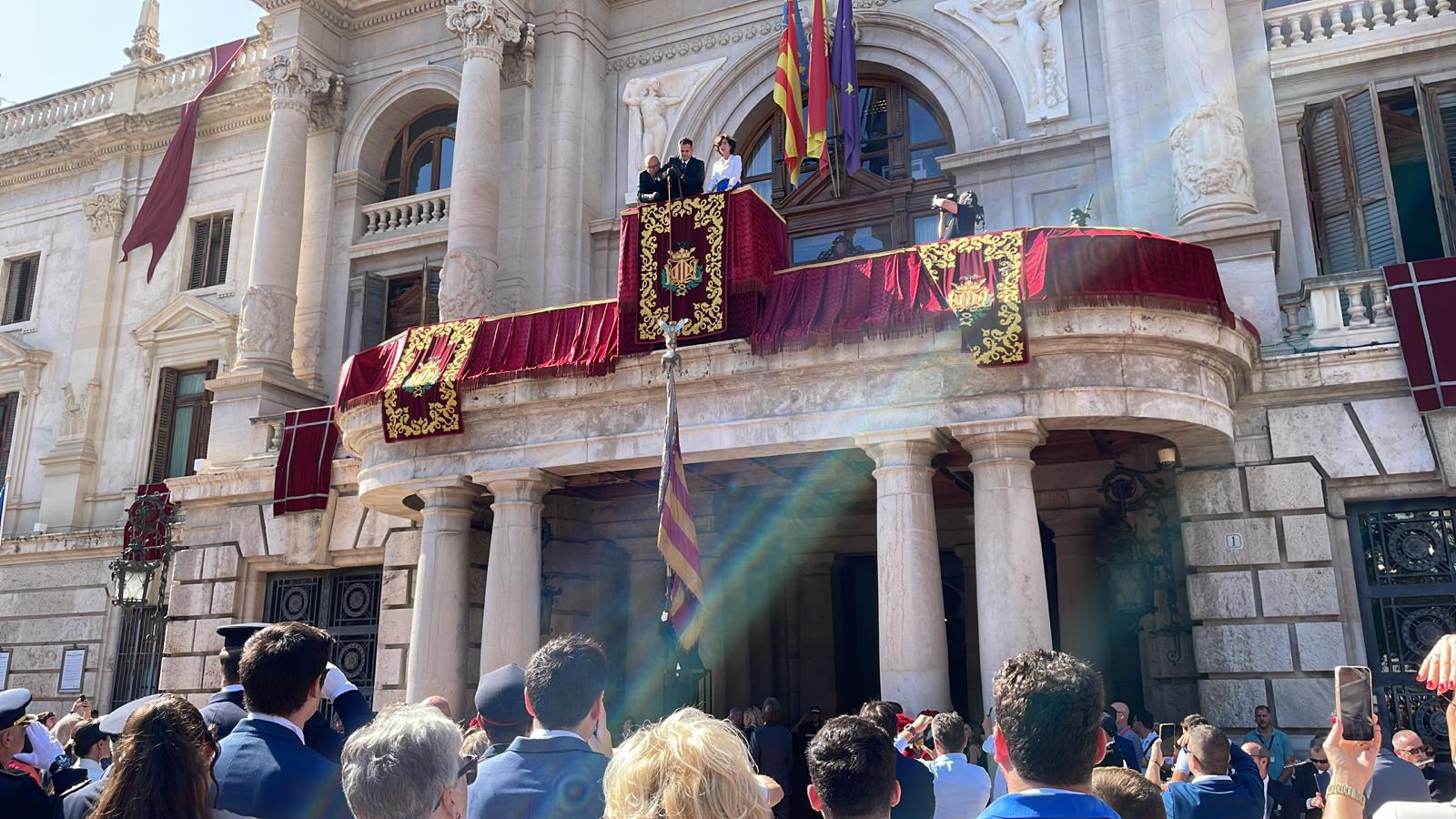 Momento de la bajada de la Senyera en la procesión cívica del 9 d'Octubre de 2023.