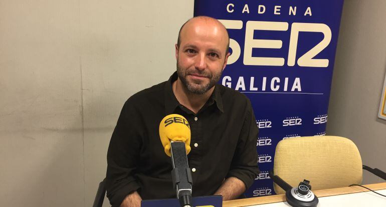 Luís Villares en los estudios de la Cadena SER en Radio Galicia