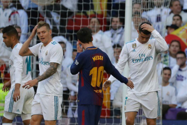 Cristiano Ronaldo y Messi se saludan en el último Clásico