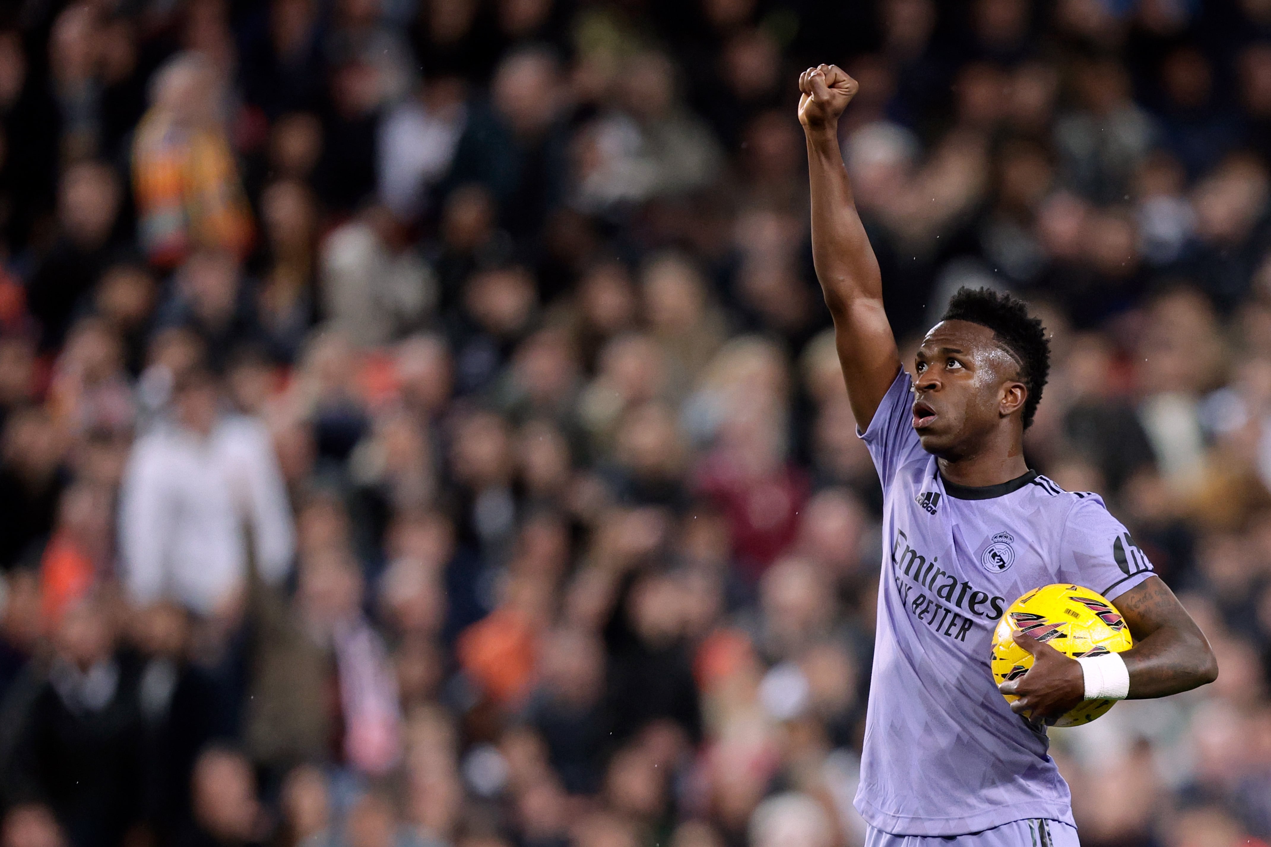 Vinicius celebra su gol en el Valencia - Real Madrid de Liga con el puño alto (Photo by David S. Bustamante/Soccrates/Getty Images)